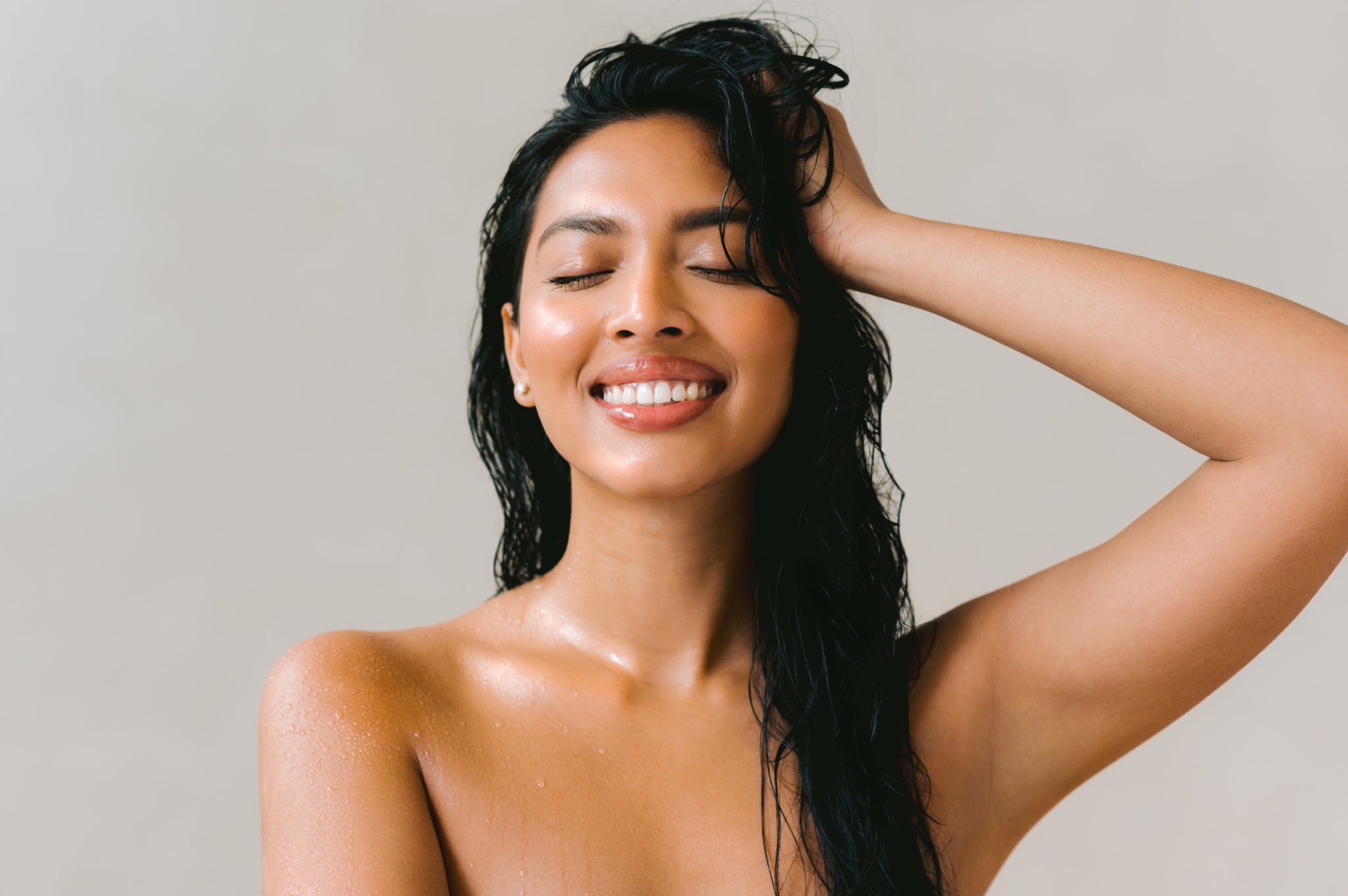 Model showcasing her skin results after using see spot run face mask. Reveal your best skin yet with the most potent herbs and adaptogens found on earth. Designed to give you smooth, blemish-fading, glowing skin with just one use. Activate our unique powder mask with water, draping your complexion in a fresh dose of brightening nutrients and protective antioxidants.